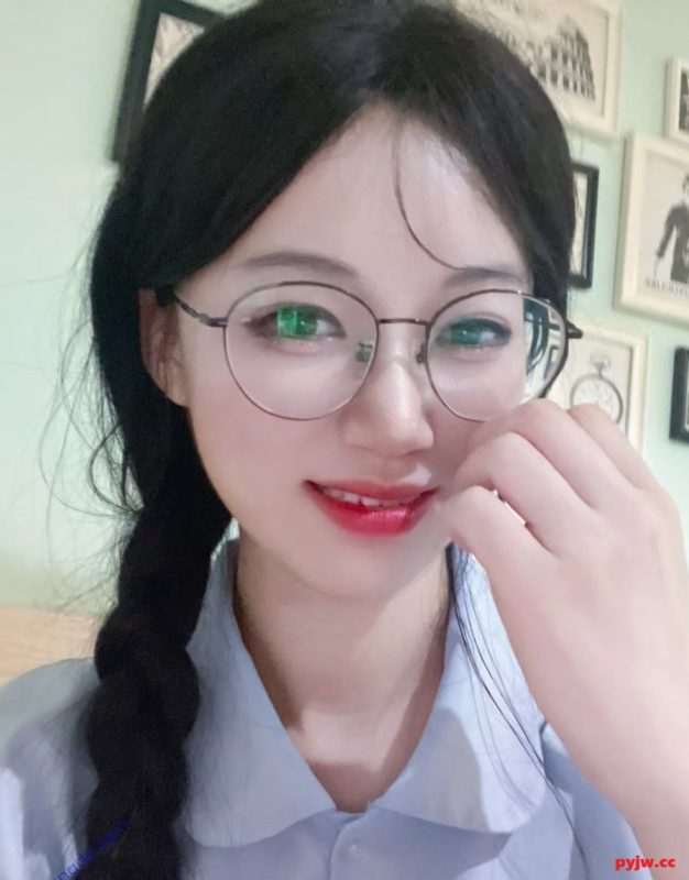 ⚫️新品福利，气质极品良家眼镜反差婊【哓绵】露脸福利 露点裸舞自拍(16V)-便宜姬