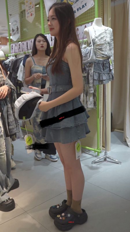 (BC-AA-654)长相甜美的小姐姐试裙子..毫无防备被抄底条纹内…-便宜姬