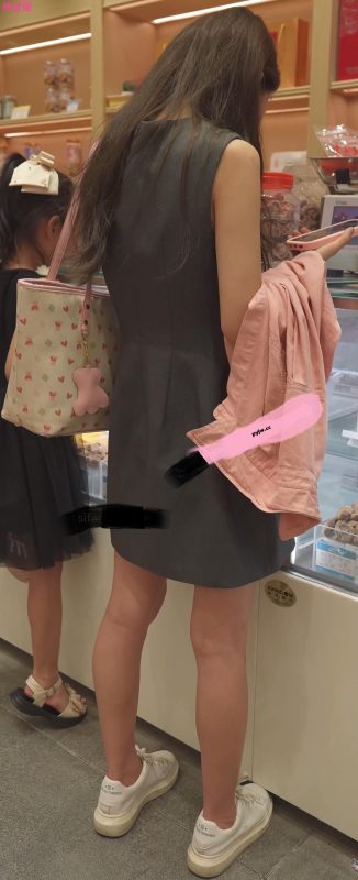 (BC-AA-467)气质长裙少妇逛街..大幅岔开双腿被抄底格子内内-便宜姬