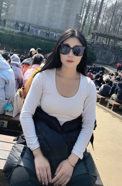 【原档】南京风韵人妻网红长发清纯街拍 床上同时伺候两人反差直接拉满(50V)-便宜姬